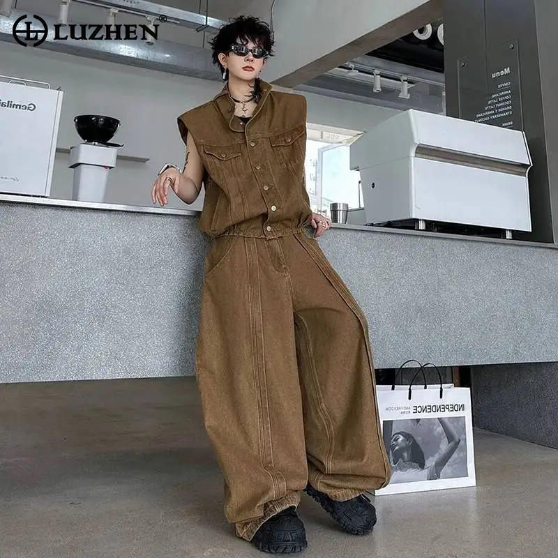 Jeans - LUZHEN เดนิม 2026 ชุดเซ็ตสองชิ้นสำหรับฤดูร้อน เสื้อแจ็คเก็ตแขนกุดสีพื้นแต่งกระเป๋า กางเกงยีนส์ขากว้างทรงหลวม